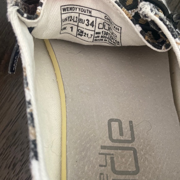 Hey Dude Wendy Youth Cheetah Slip On Shoes Sz Y2 EUC - Picture 7 of 13